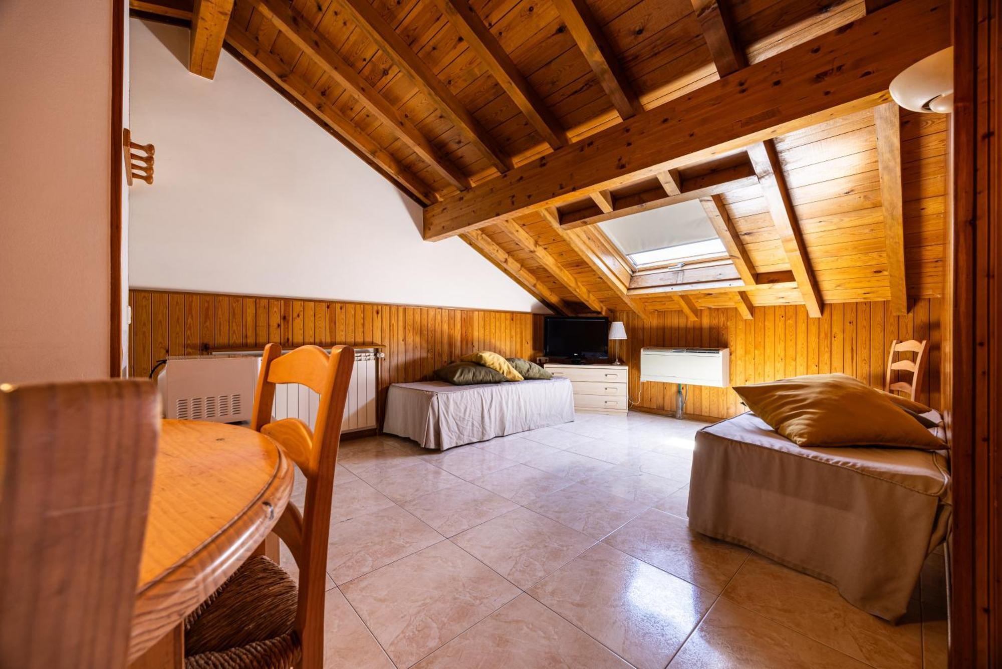 Aparthotel Les Corts Llivia Ngoại thất bức ảnh