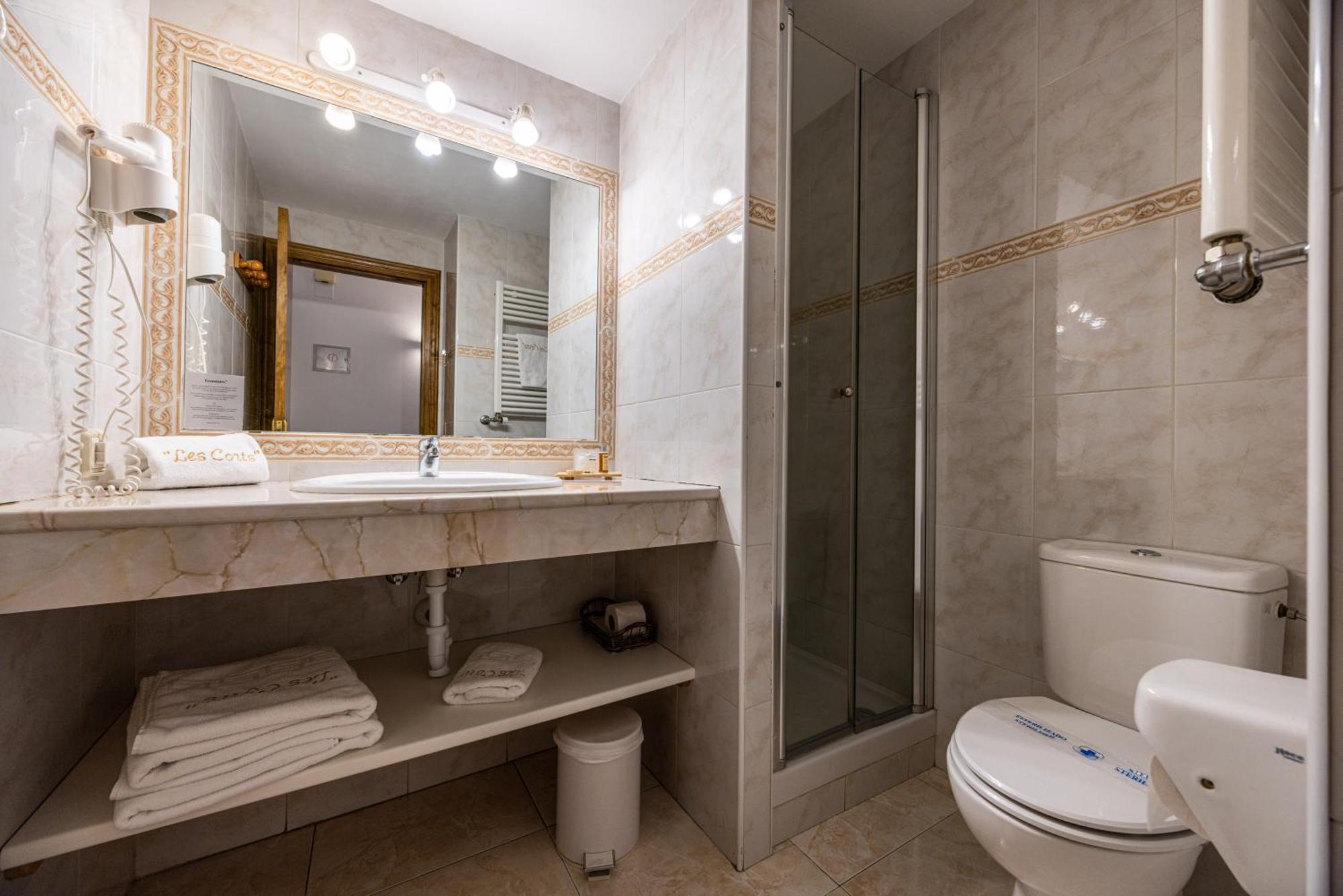 Aparthotel Les Corts Llivia Ngoại thất bức ảnh