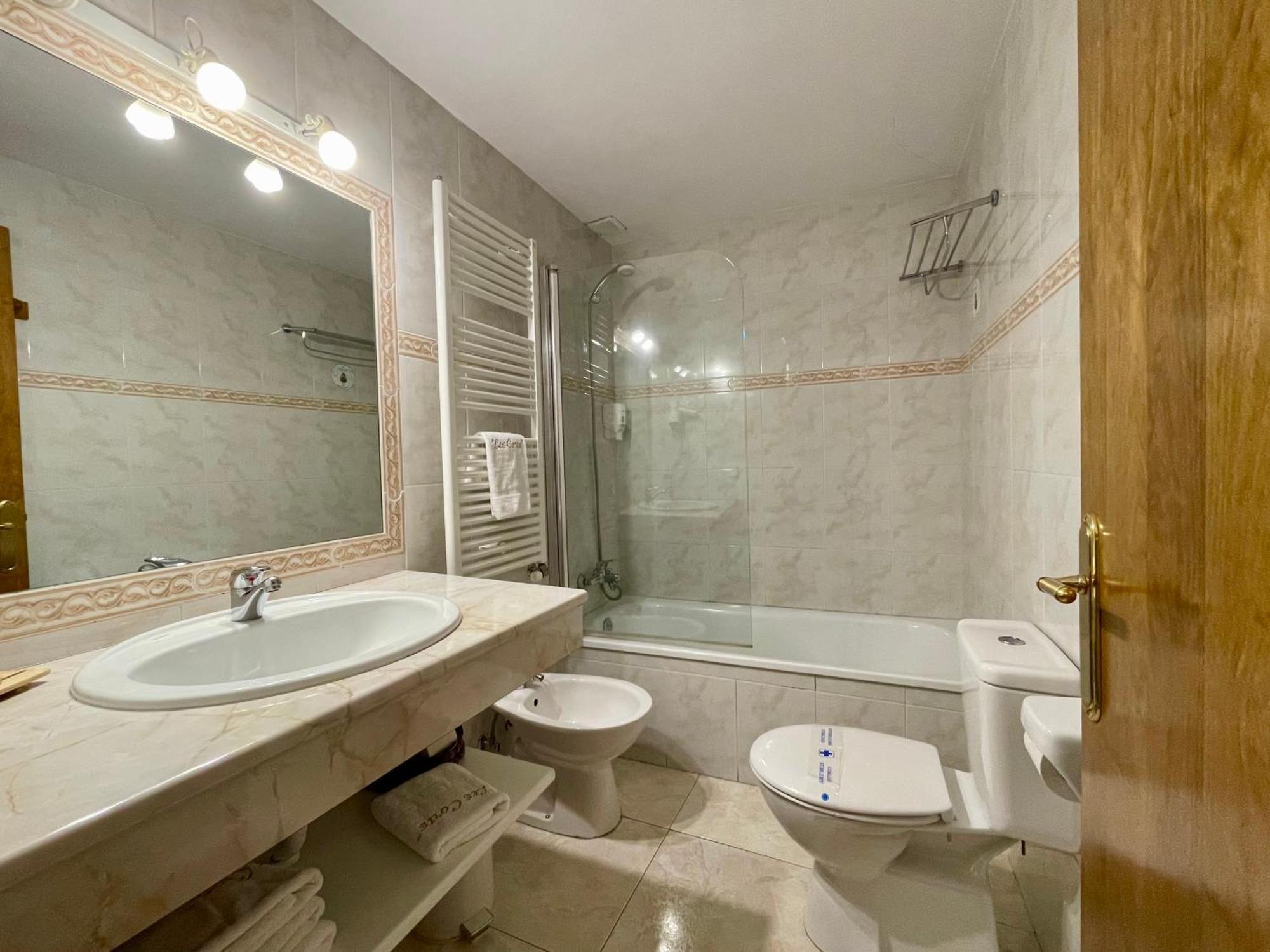 Aparthotel Les Corts Llivia Ngoại thất bức ảnh
