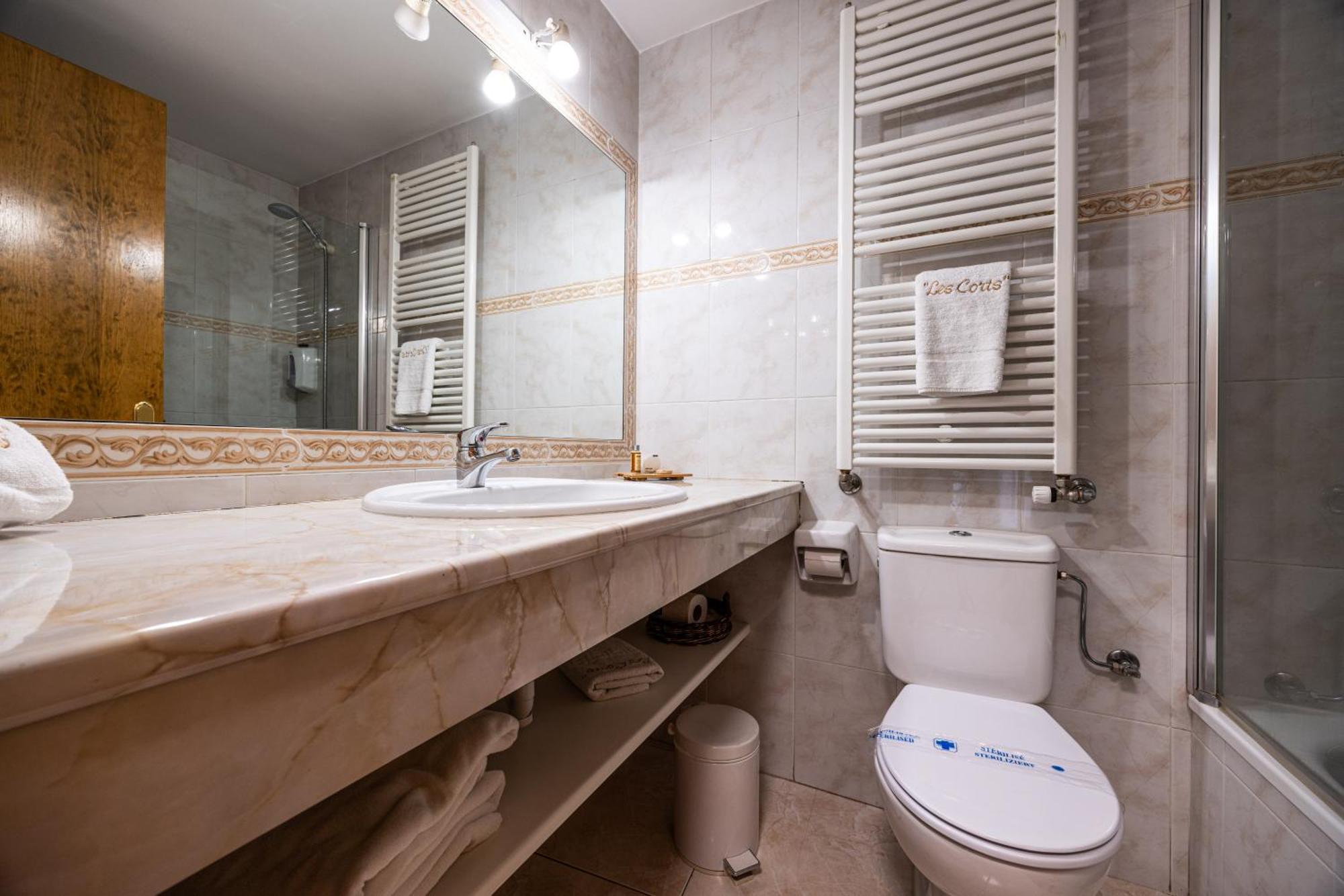 Aparthotel Les Corts Llivia Ngoại thất bức ảnh