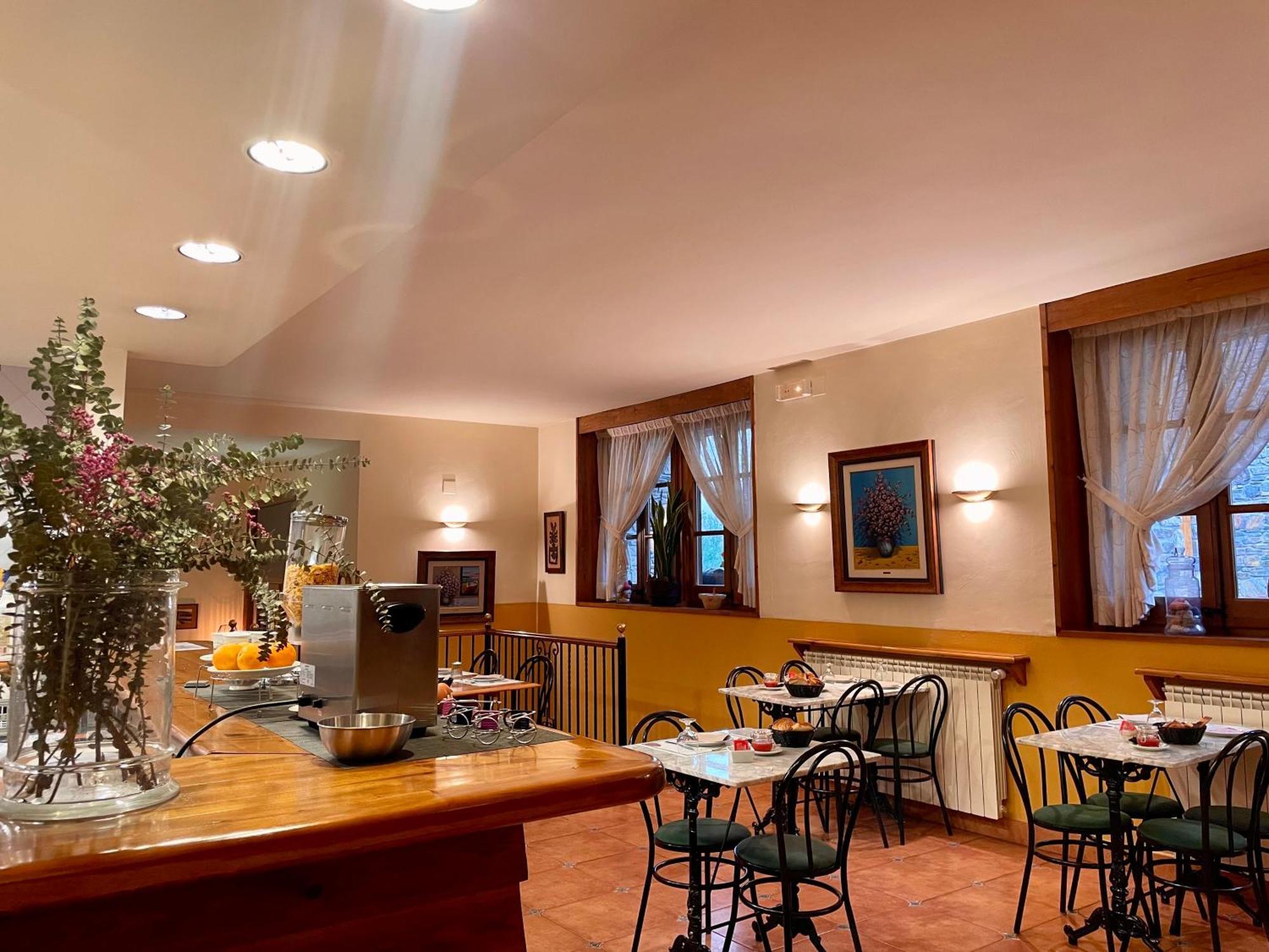 Aparthotel Les Corts Llivia Ngoại thất bức ảnh